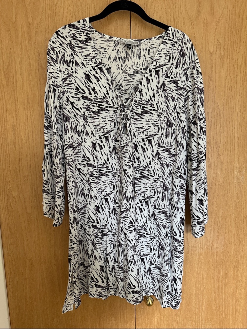 J Valdi Black & White Long Sleeve V-Neck Tunic Dress